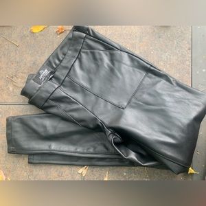 Jordache Vegan Leather Pants/Leggings with 4 pockets, side zipper. BNWT Sz 8